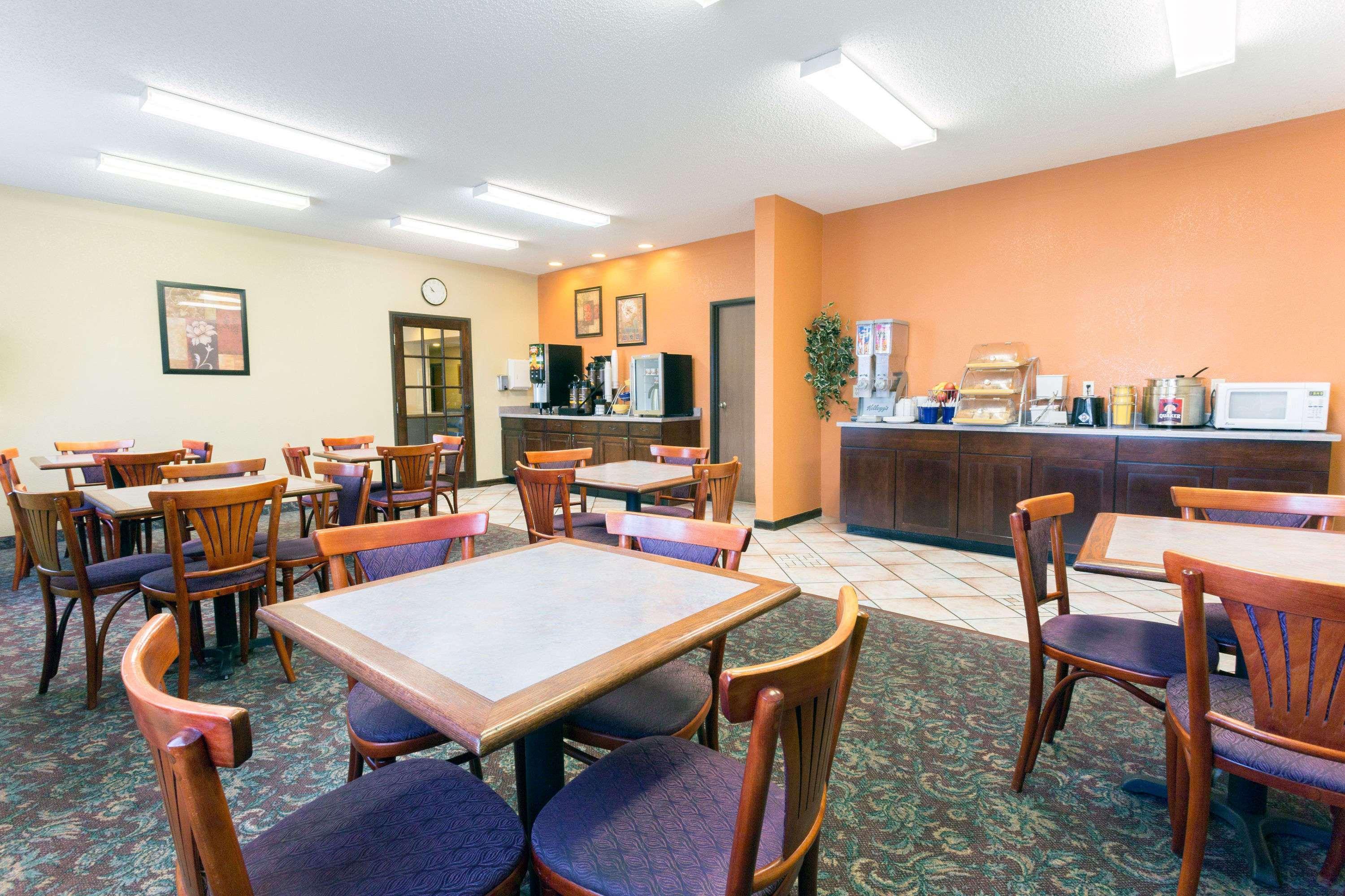 Days Inn By Wyndham Colorado Springs Airport Экстерьер фото